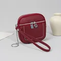 Mini cartera de cuero genuino burdeos con patrón de lichi y llavero de metal plateado - Burdeos