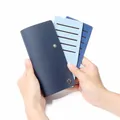 Dunkelblauer Kartenhalter aus Leder mit hellblauen Fächern und Druckknopf - Saphirblau