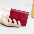 Mini portafoglio rosso in vera pelle con trama a grana e chiusura a scatto a mano - Borgogna
