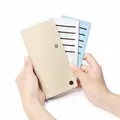 Porte-cartes mince en cuir beige avec fentes coulissantes bleues et argentées - Blanc Cassé