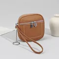 Mini portamonete in pelle marrone con grana litchi, zip argento e gancio portachiavi - Giallo ocra