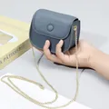 Mini-Crossbody-Geldbörse aus echtem Leder mit Kettenriemen in blaugrauer Litschi-Maserung - Denim-Blau
