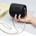Mini Umhängetasche aus schwarzem Leder mit Lychee-Muster und goldener Kette - Schwarz