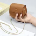 Mikro-Umhängetasche aus braunem Leder mit Lychee-Muster und goldener Kettenriemen - Erdgelb