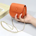 Mini orangefarbene Umhängetasche aus echtem Leder mit goldener Kette für Damen - Orange