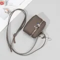 Mini-Geldbörse aus elefanten-grauem Leder mit Silber-Reißverschluss und schmalem Gurt - Khaki