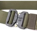 Dettaglio della cintura tattica in nylon verde militare con fibbia in metallo a sgancio rapido - 125cm / Verde Militare