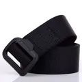 Ceinture tactique en nylon pour hommes avec boucle en plastique sur fond blanc pur - Noir