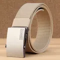 Cinturón de nailon caqui para hombre con hebilla automática de metal en superficie de madera - Caqui