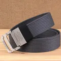 Donkergrijze canvas herenriem met metalen dubbele ringgesp op een houten ondergrond - 115cm / donkergrijs