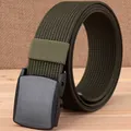Cintura tattica in nylon verde oliva con fibbia YKK nera su sfondo in legno venato - Verde Militare