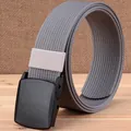 Cintura tattica in nylon con fibbia YKK su sfondo di legno rustico e tela di sacco - Grigio