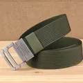 Cinturón táctico de nailon verde militar con hebilla de metal mate en mesa de madera - 120cm / Verde Militar