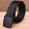 Gros plan sur la ceinture tactique en nylon avec boucle en plastique sur fond rustique - Style Standard / Noir