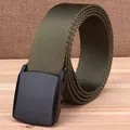 Ceinture tactique en nylon vert olive avec boucle en polymère noir sur fond bois - Style Standard / Vert Militaire
