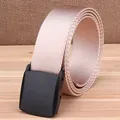 Ceinture tactique en nylon champagne avec boucle plastique YKK noire mate sur fond bois - Style Standard / Kaki
