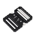 Vista macro de hebilla táctica metálica FC 38 con marcas de resistencia 3KN y 5KN - Negro