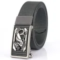 Ceinture homme en nylon avec boucle dragon vintage et texture tissée sur fond blanc - Boucle Argent Antique - Gris Foncé