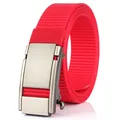 Roter Nylon-Canvas-Gürtel mit silberner Automatik-Metallschnalle auf weißem Hintergrund - Silberne Schnalle - Rot