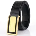 Cintura da uomo in pelle nera motivo coccodrillo con fibbia automatica dorata - 105cm / Fibbia Oro Nero