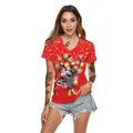 T-shirt da donna con scollo a V natalizia in rosso festivo con stampa di renne e decori - S / Rosso