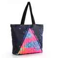 Tragetasche mit Sternennacht-Print, Illuminate-Design und schwarzen Griffen - Galaxie-Text-Stil (BHB1008)