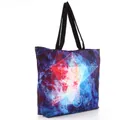 Tragetasche mit Sternenhimmel-Print, blauem Nebelmuster und schwarzen Trägern - Geometrischer Galaxie-Stil (BHB1022)