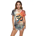 T-shirt col en V pour femmes avec imprimé Om orange et bleu vif et détails mandala - Style Symbole Om Hindou Mandala (B136-007)