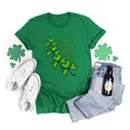 Grünes St. Patrick's Day T-Shirt mit Kleeblatt-Grafik und festlichem Schriftzug auf Weiß - Oberteil (Schönen Feiertag Text Stil-H001-23A0035)