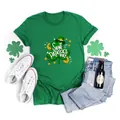 Grünes St. Patrick's Day T-Shirt mit Kleeblatt- und Hut-Grafik in Flat Lay Ansicht - Oberteil (Hut und Münzen Design Stil-H001-23A0042)