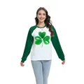 Top raglan da donna per San Patrizio con stampa a cuore di trifoglio verde su bianco e verde - Taglia S / Top - Stile Trifoglio a Tre Cuori (H002-23A0018) / Verde Scuro