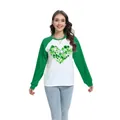 Haut raglan femme pour la Saint-Patrick avec manches vertes et motif cœur trèfle - S / Style Cœur Formé de Trèfles (H002-23A0029) / Vert