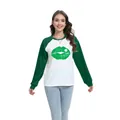 Felpa raglan da donna per San Patrizio con labbra verdi e stampa di trifoglio - Taglia S / Top - Stile Stampa Trifoglio con Impronta Labbra (H002-23A0019) / Verde Scuro