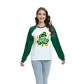 Damen St. Patrick's Day Raglan-Oberteil mit grünen Ärmeln und Kleeblatt-Grafikdruck - S / Oberteile / Feiertagsgrüße-Muster (H002-23A0042 Dunkelgrün)