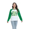 T-shirt raglan femme pour la Saint-Patrick avec manches vertes et motif trèfle - S / Style Texte Happy Go Lucky (H002-23A0033) / Vert
