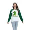 St. Patrick's Day Raglan-T-Shirt für Damen in Grün und Weiß mit Hugs and Smiles Aufdruck - S / Oberteile / Hugs and Smiles Muster (H002-23A0044 Dunkelgrün)