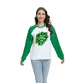 Damen St. Patrick's Day Raglan-Oberteil mit grünen Ärmeln und Kleeblatt-Druck - S / Oberteile / Festliches Blattcluster-Muster (H002-23A0046 Grün)