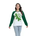 Haut raglan Saint-Patrick avec imprimé trèfle vert et message de joyeuses fêtes - S / Style de Vœux Festifs à Plusieurs Trèfles (H002-23A0035) / Vert