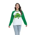 T-shirt raglan femme pour la Saint-Patrick avec trèfle vert et manches longues - S / Style Trèfle à Effet Lumineux (H002-23A0036) / Vert