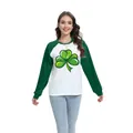 T-shirt raglan femme pour la Saint-Patrick avec manches vertes et trèfle - S / Style Trèfle à Effet Lumineux (H002-23A0036) / Vert Foncé