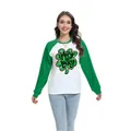 T-shirt raglan femme pour la Saint-Patrick avec trèfle vert et imprimé Happy Go Lucky - S / Style Cœur Happy Go Lucky (H002-23A0037) / Vert