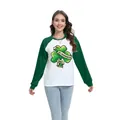 T-shirt raglan de la Saint-Patrick pour femmes avec trèfle et manches vert forêt - S / Style Trèfle avec Design de Bannière (H002-23A0038) / Vert Foncé
