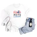 T-shirt blanc du Jour de l'Indépendance avec croix USA et texte Red White & Blessed - Style Croix Drapeau (H001B7-YZ24D0036)