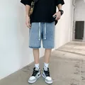 Locker geschnittene hellblaue Jeans-Shorts für Herren mit elastischem Kordelzug im Streetstyle - S / Blau