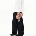 Baggy Jeans in Schwarz mit lockerer Passform und markantem rot kariertem Schal-Accessoire - S / Tiefschwarz
