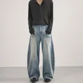 Retro hellblaue Baggy-Jeans für Herren mit modischen, geschwungenen Patchwork-Nähten - XS / Blau