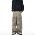 Leopardenmuster Jeans mit weitem Bein in Grau und Braun für lässigen Streetwear-Look - S / Leopardenmuster