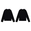 Vorder- und Rückansicht eines minimalistischen schwarzen Langarm-Tees aus weichem Stoff - S / Schwarz