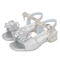 Silberne Mädchen Prinzessin Sandalen mit Kristallblume und Perlenknöchelriemen - EU 34 / Silber