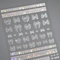 Holografische witte nagelsticker met strikjes en kant patroon, model M-868 - M-868 Holografisch Wit Laser Strik Kant